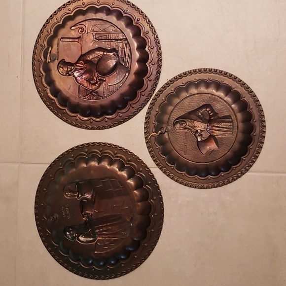 VINTAGE Set of 3 Pewter Hanging Decorative Plates Green Gold 'Ricordo D'Abruzzo' - Picture 5 of 11